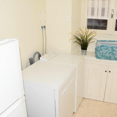 Arrière cuisine de l'appart hôtel la Ville Close avec électroménager